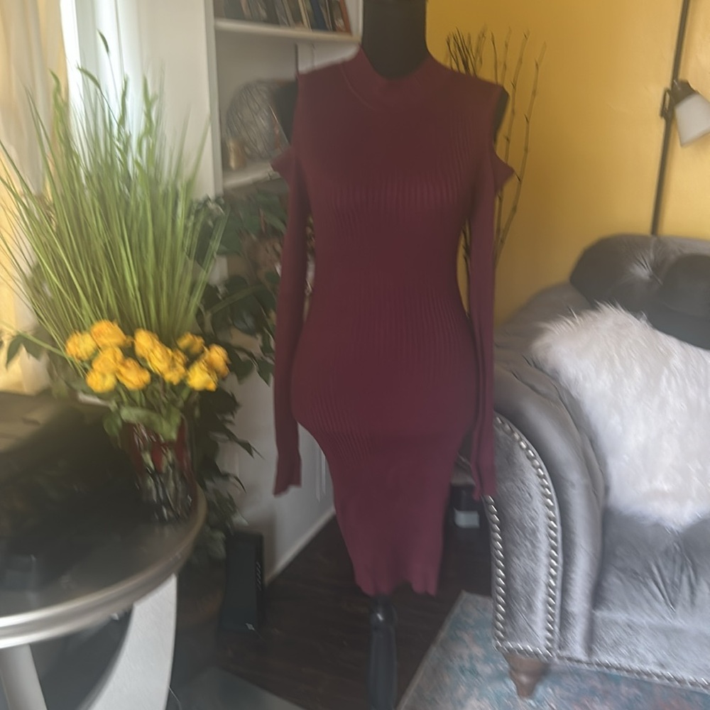 Elegant Burgundy Cold Shoulder Dress - Picture 2 of 7